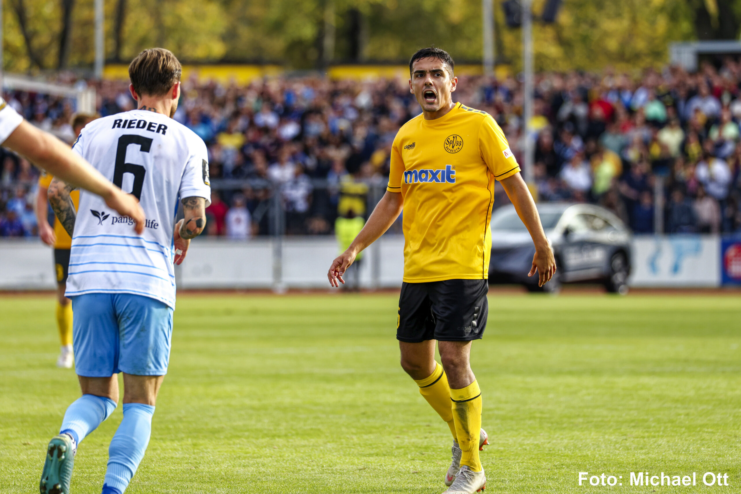 3. Liga mit Eroll im schwarz-gelben Trikot - hier gegen seinen letzten Verein TSV 1860 München