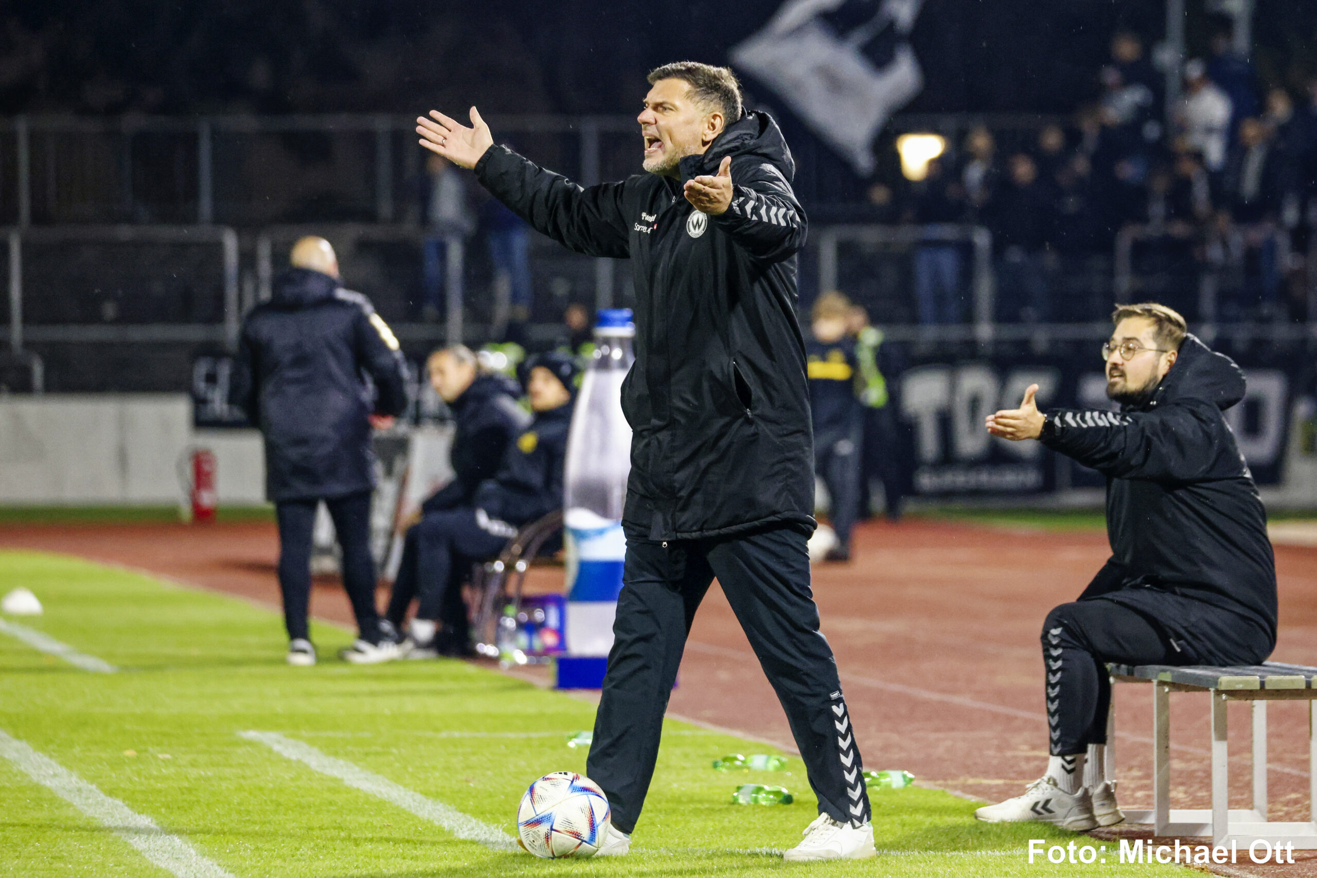 Musste zu seinem Unverständnis in der Nachspielzeit mit Rot vom Platz, weile er wohl im Platz stehend lautstark reklamierte: Gästetrainer Robert Berg