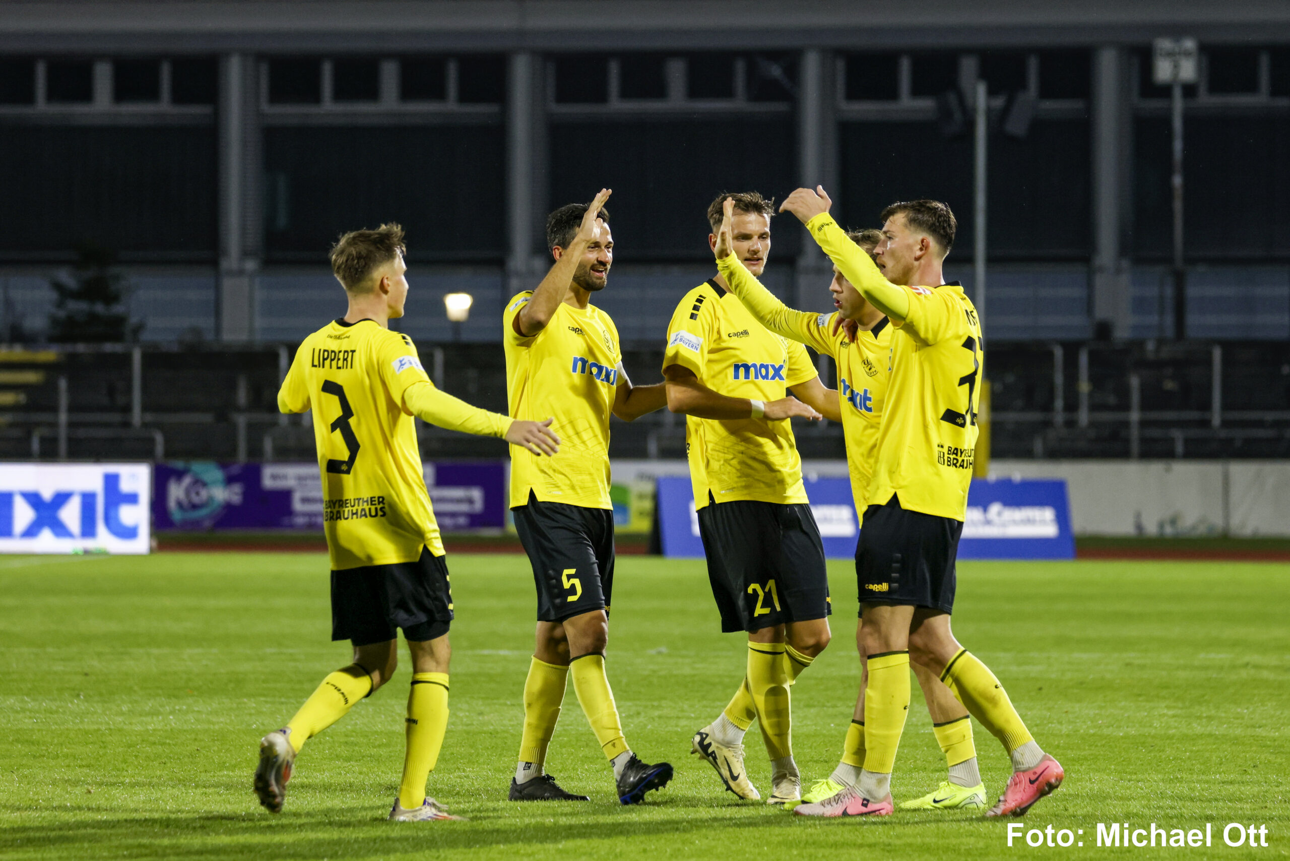 Torjubel: Dennis Lippert, Kapitän Eddy Schwarz, Tobi Weber und Nico Andermatt gratulieren Felix Heim