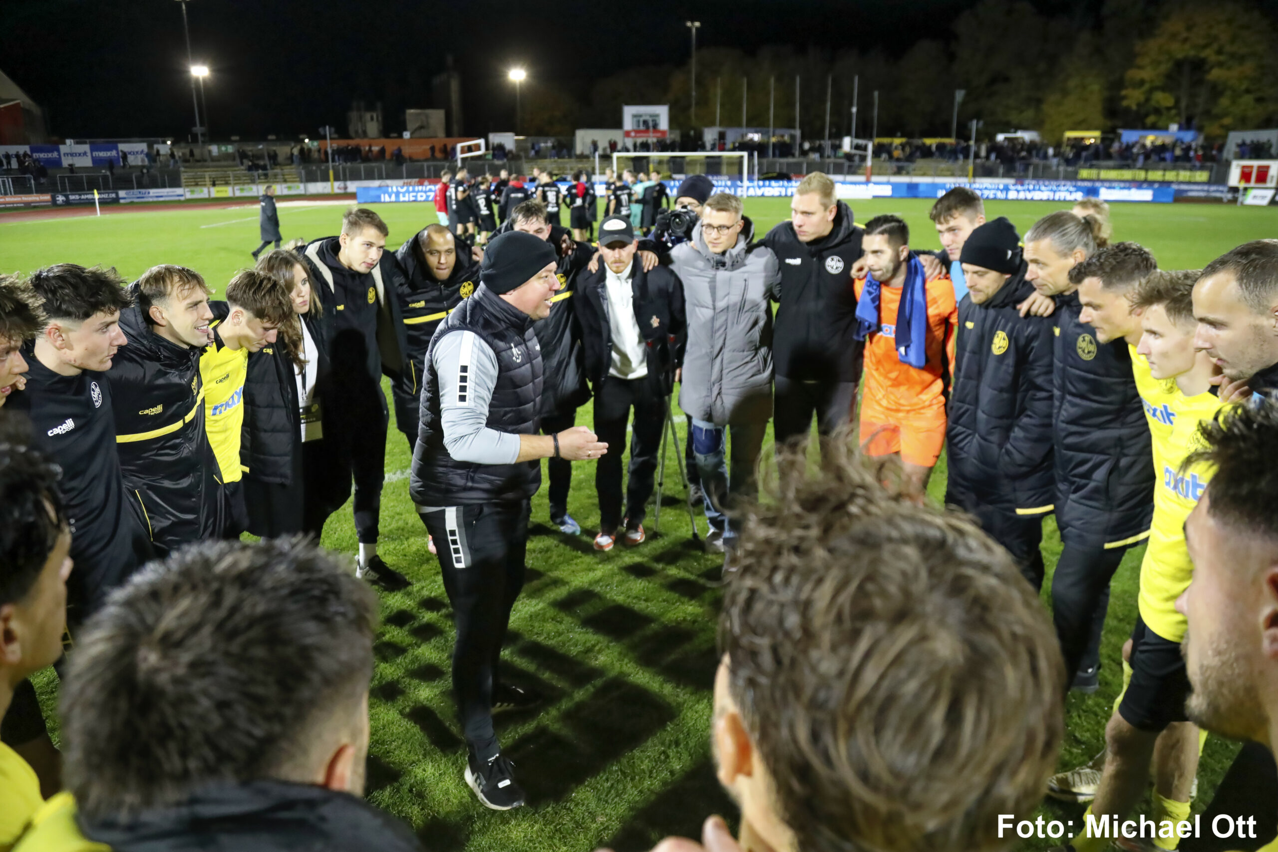 spvgg-bayreuth-trainer-im-kreis-nach-dem-spaiel