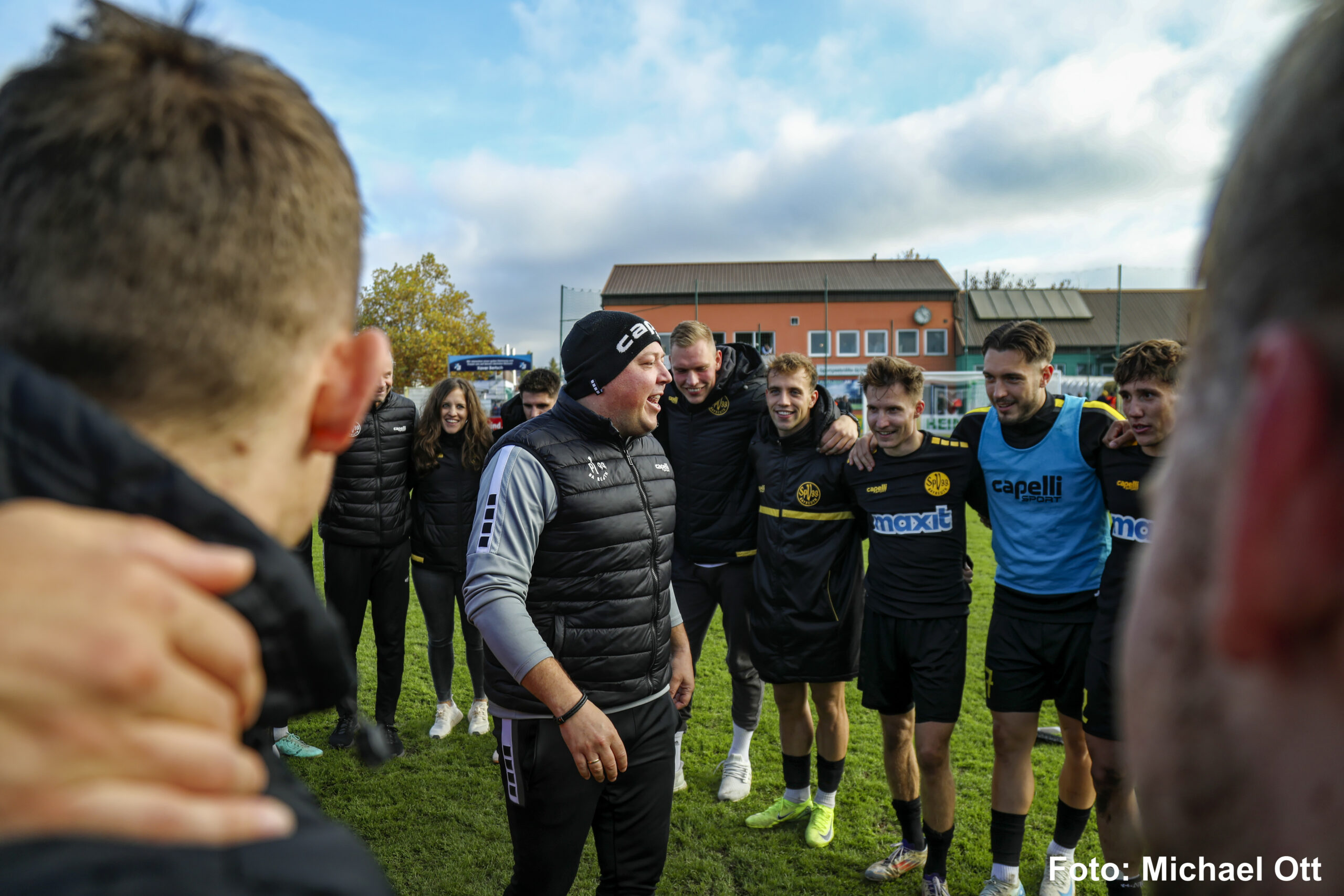 spvgg-bayreuth-trainer-im-kreis