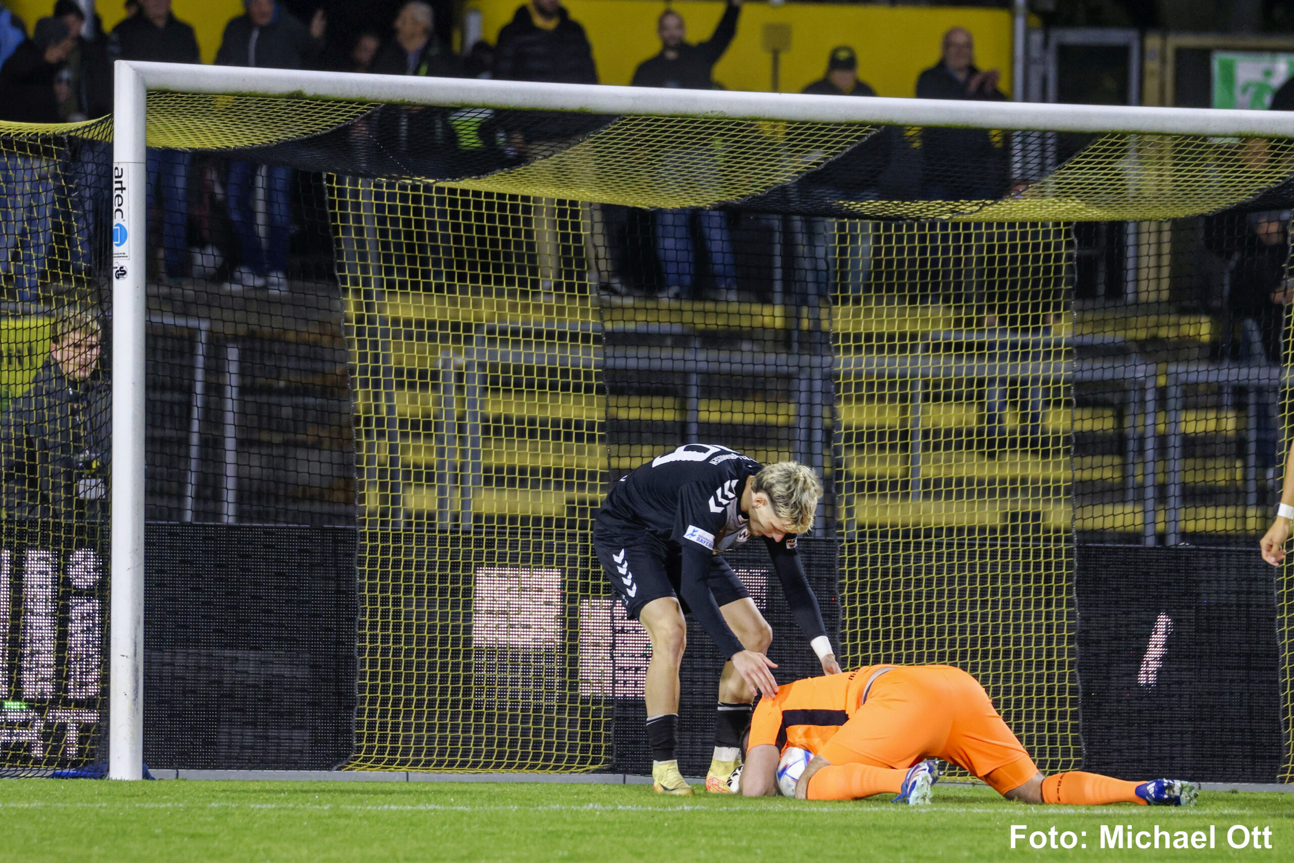 ... aber der einheimische Keeper hielt den Ball fest.