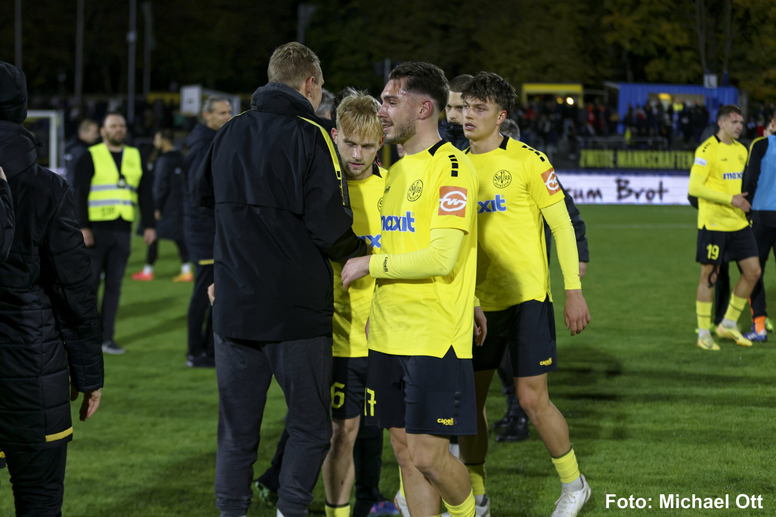 spvgg-bayreuth-erleichterung-nach-dem-sieg
