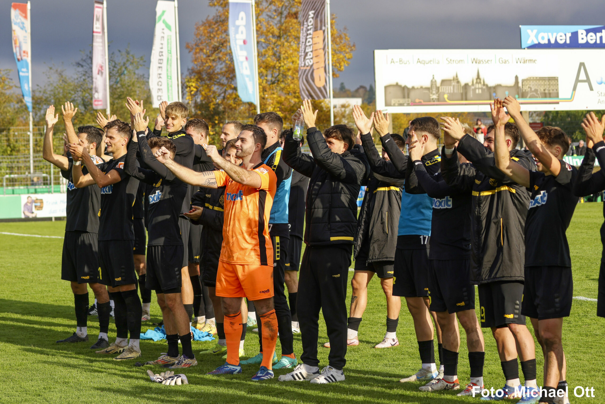 spvgg-bayreuth-ansbach-jubel-vor-den-fans