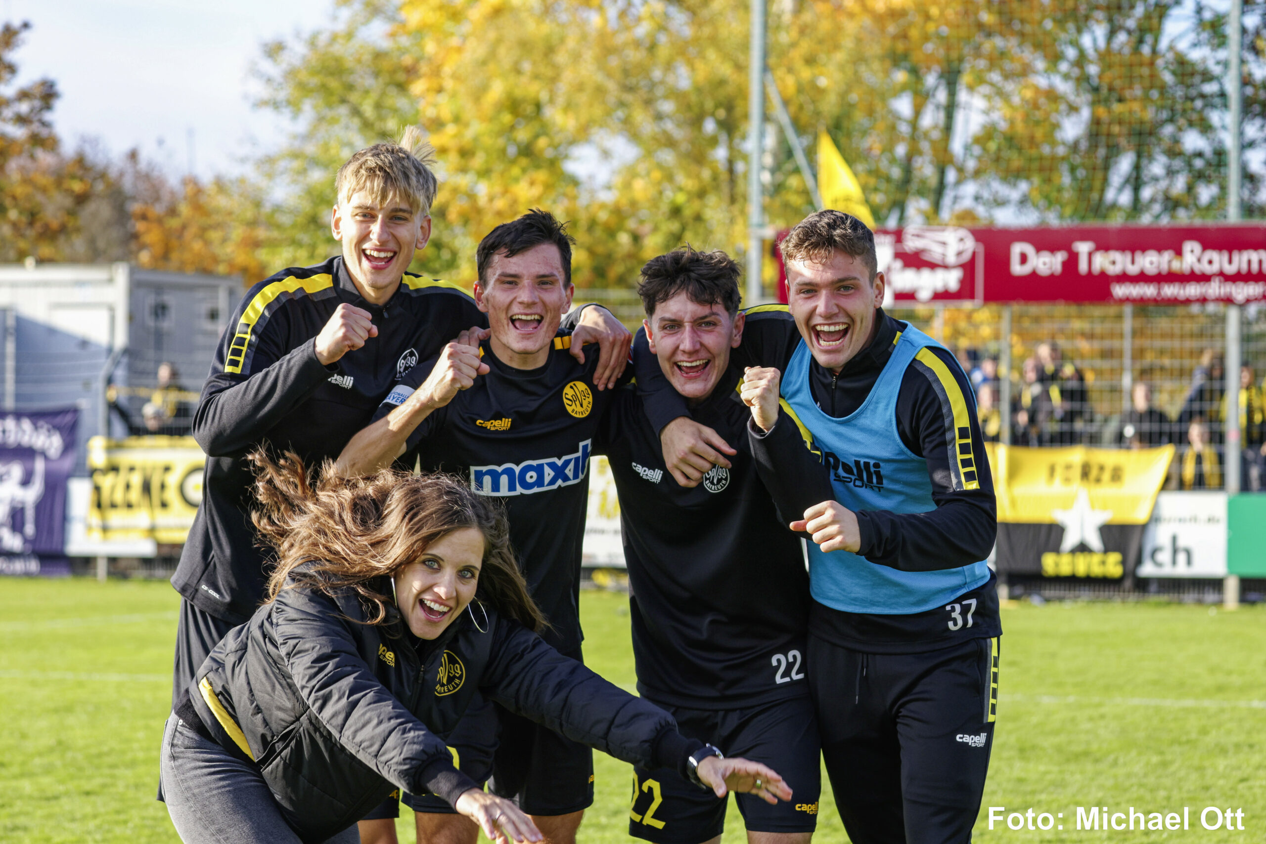 spvgg-bayreuth-kalemba-mit-torschuetze-und-youngsters