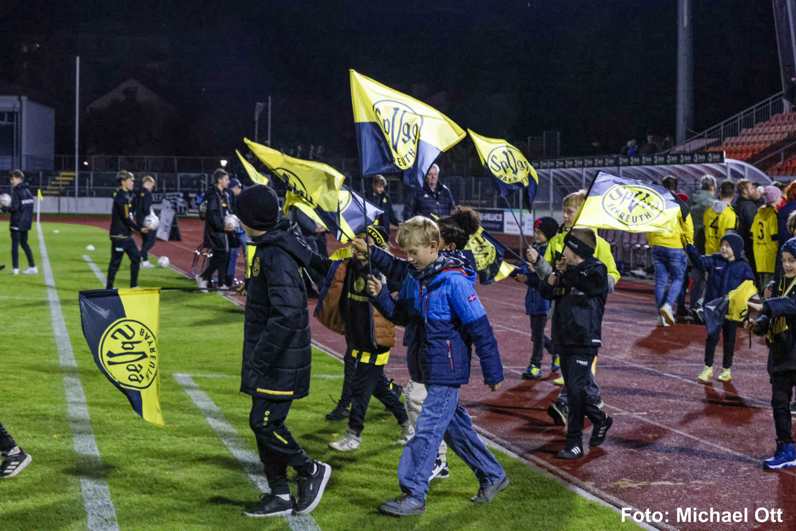 Das NLZ auf der Stadionrunde mit ihren Altstadtfahnen
