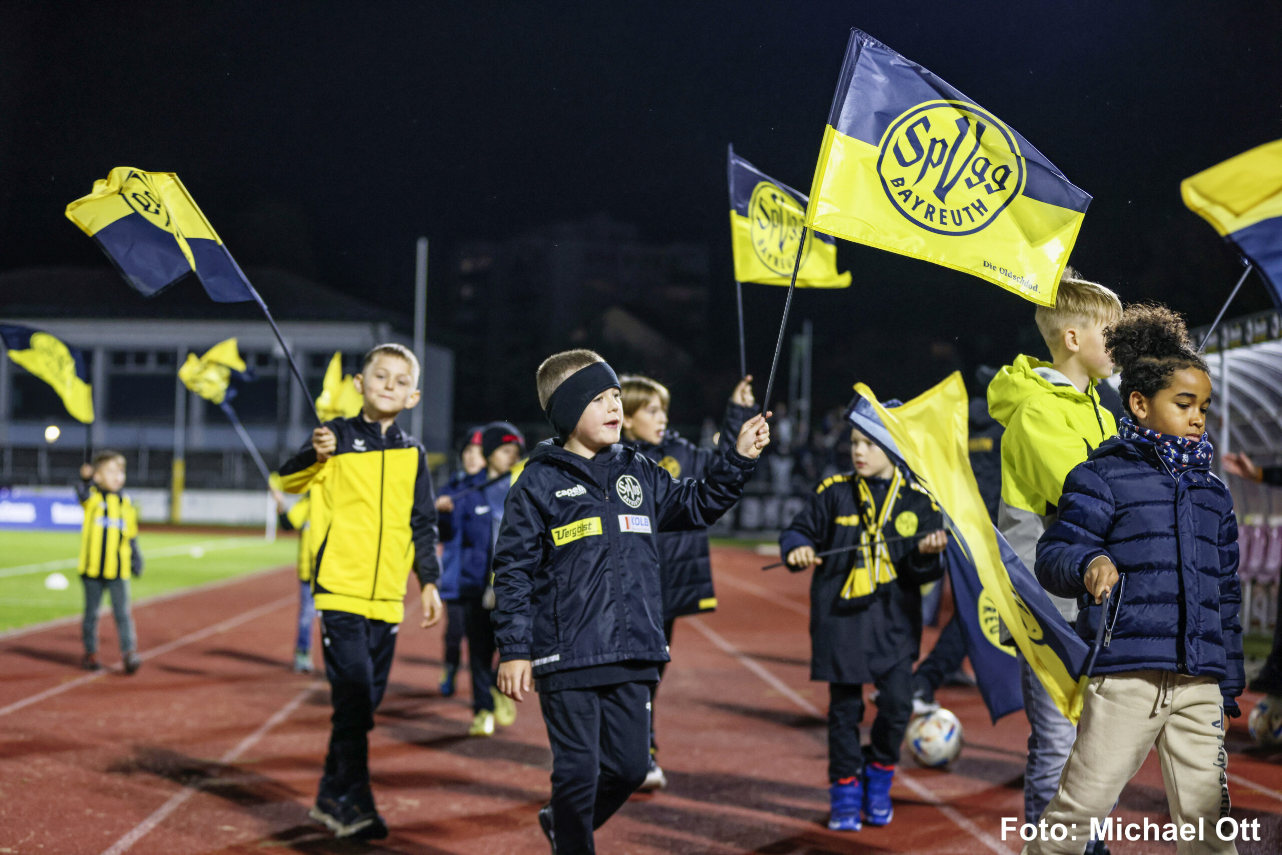 Die NLZ-Kicker bei der Stadionrunde vor dem Spiel