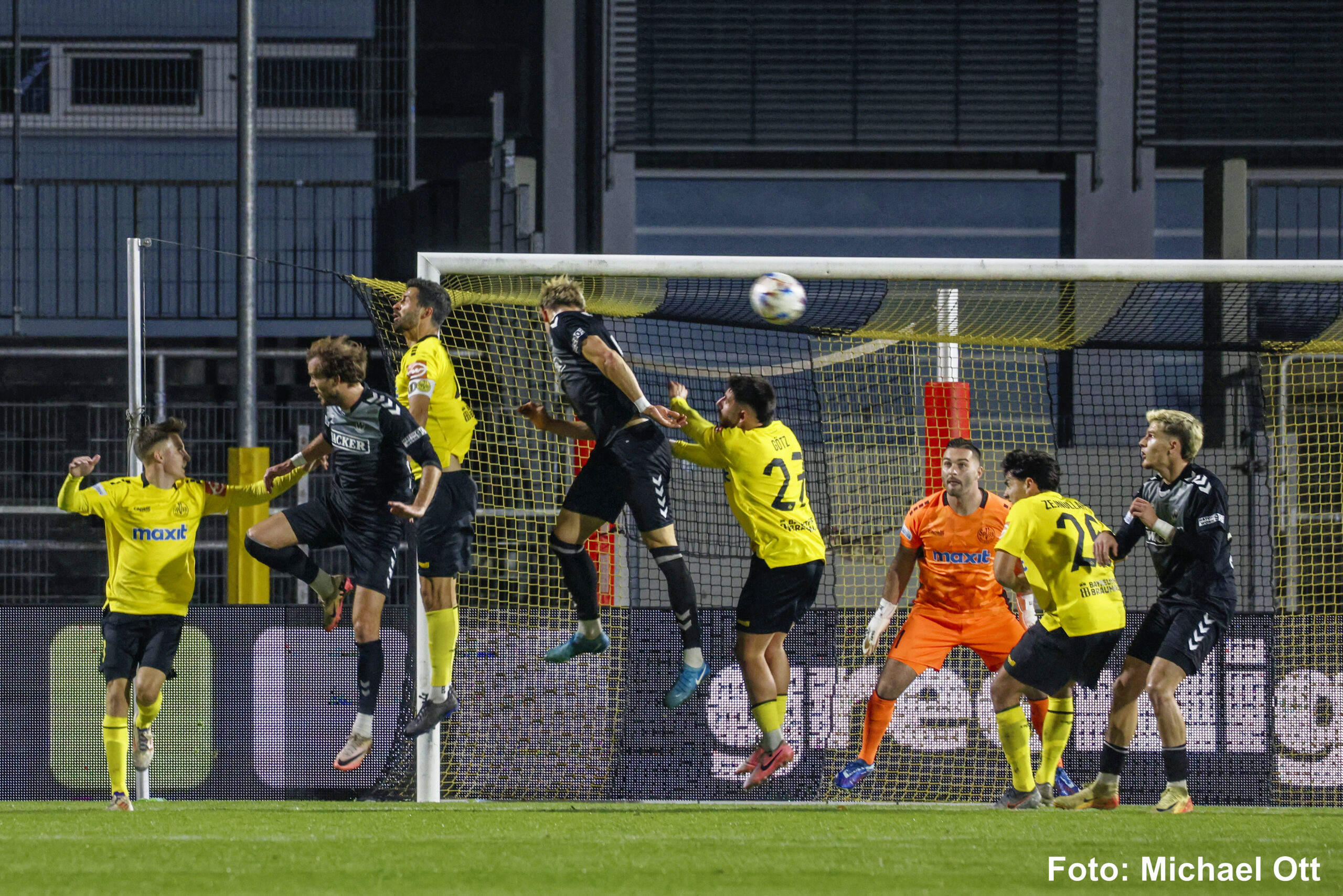 Schwere Arbeit für die Bayreuther Defensive gegen die bei Standards starken Oberbayern