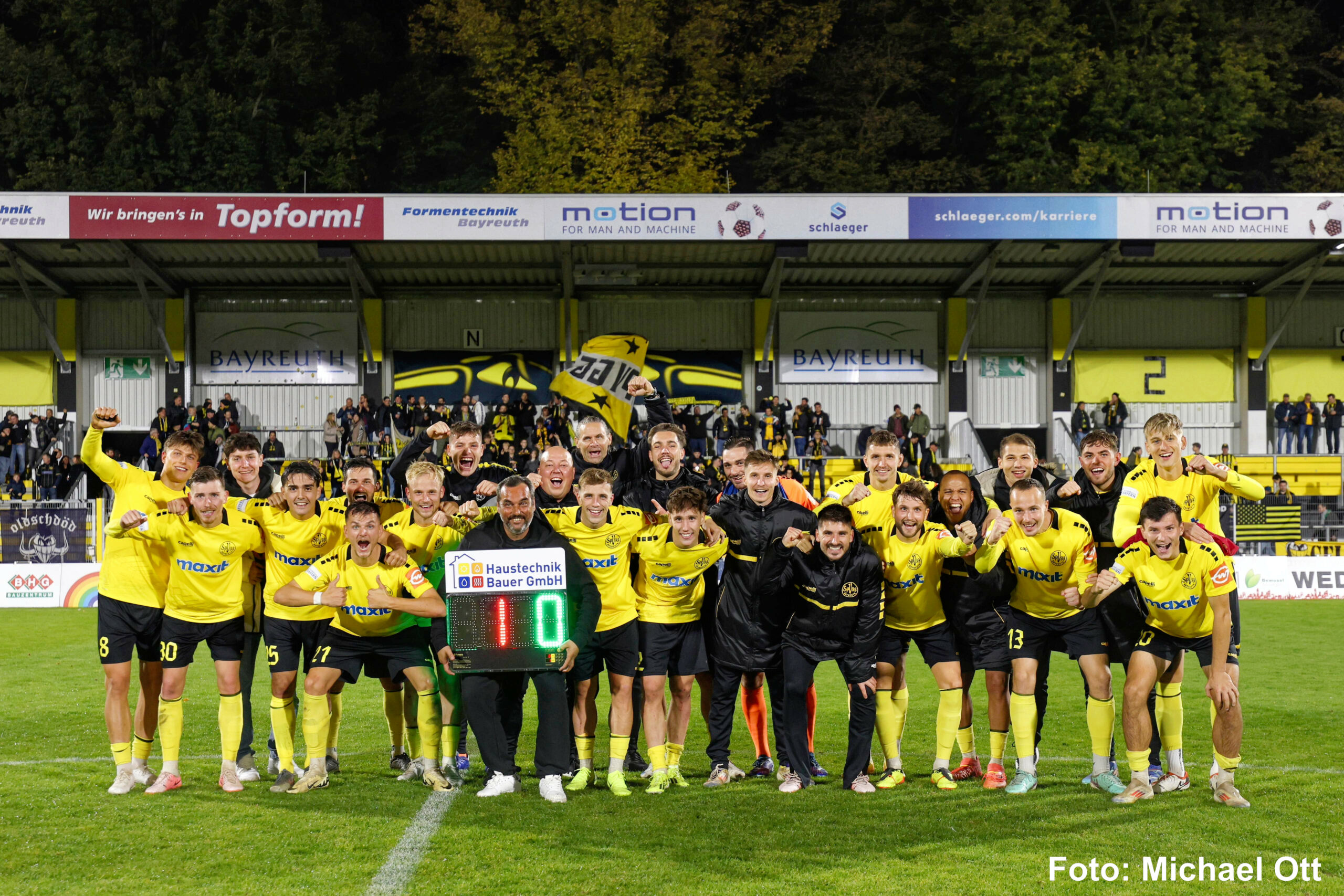 1:0 Sieg gegen den SV Wacker Burghausen ... Feierbild vor dem Biest