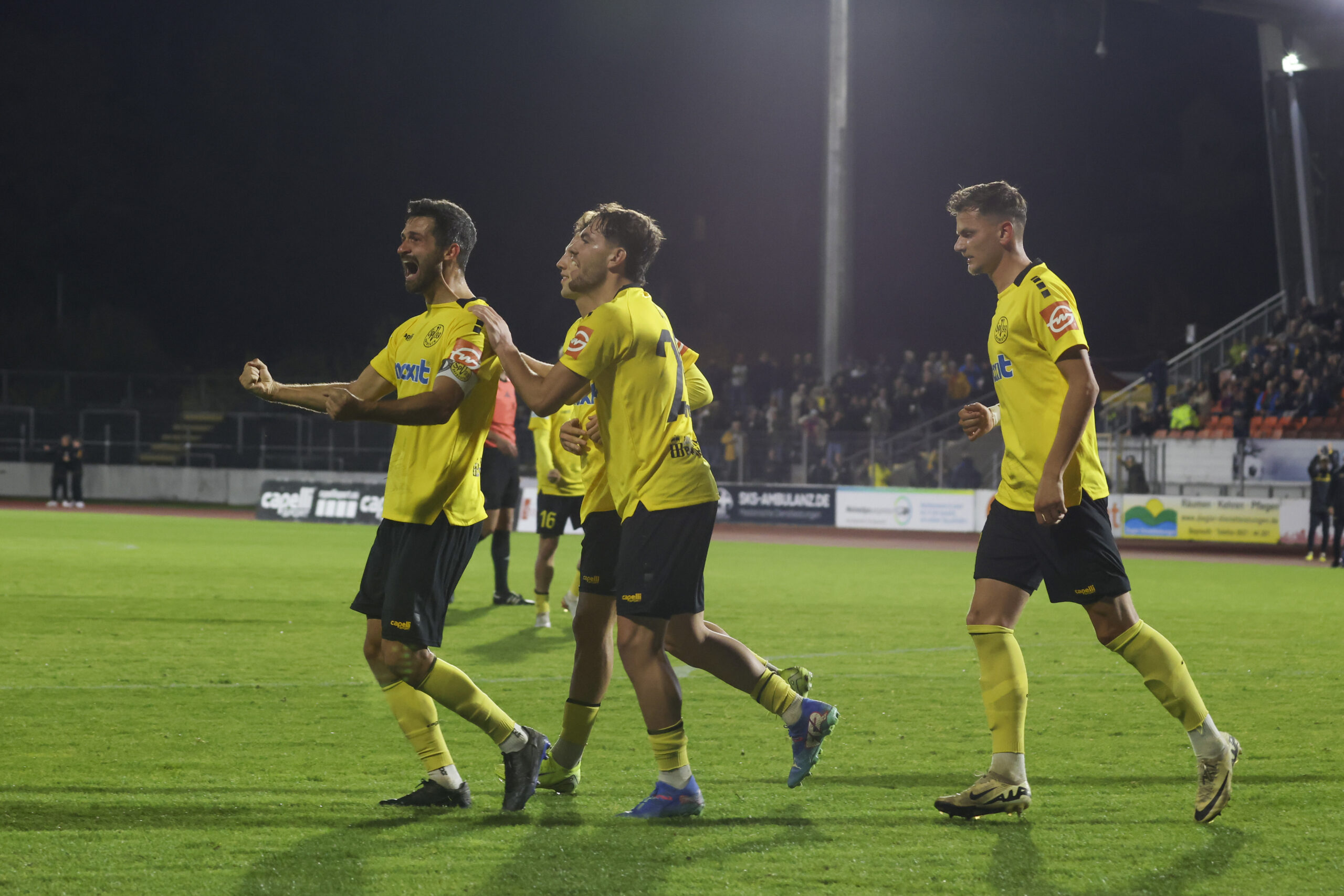 spvgg-bayreuth- torjubel-schwarz