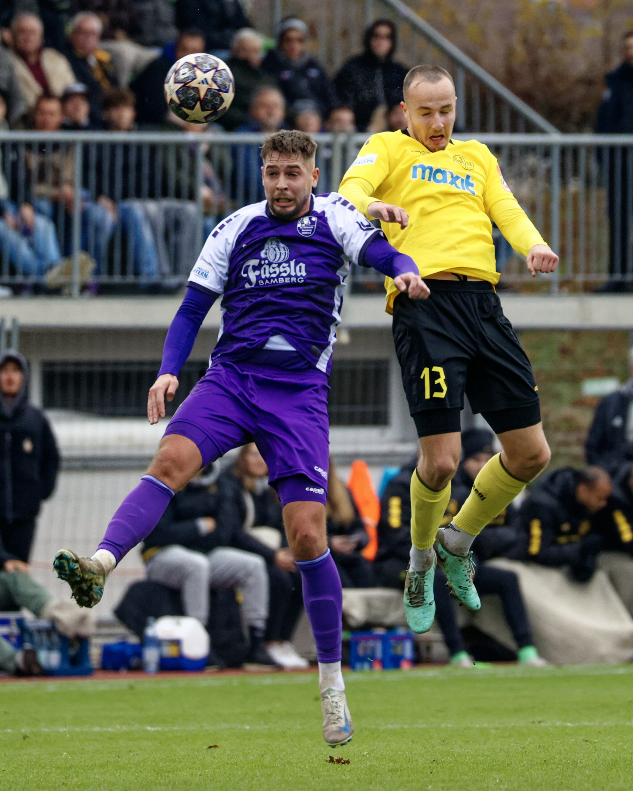 spvgg-bayreuth-bamberg-kopfballduell-leo-eberle