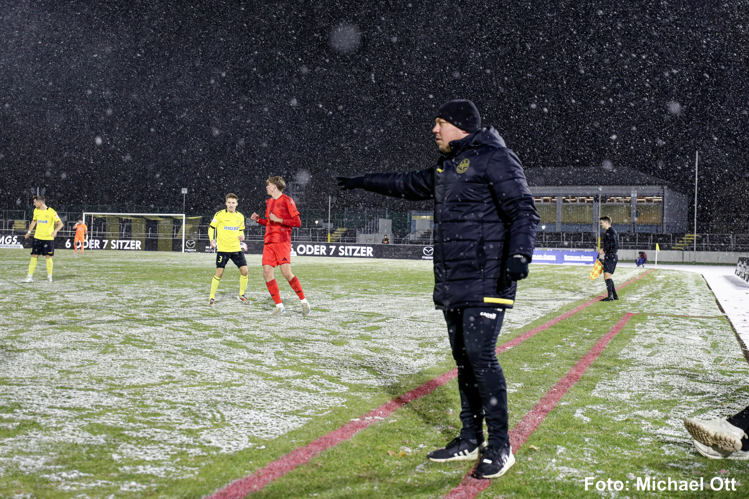 spvgg-bayreuth-bayern-muenchen-ii-zufriedener-trainer-kling