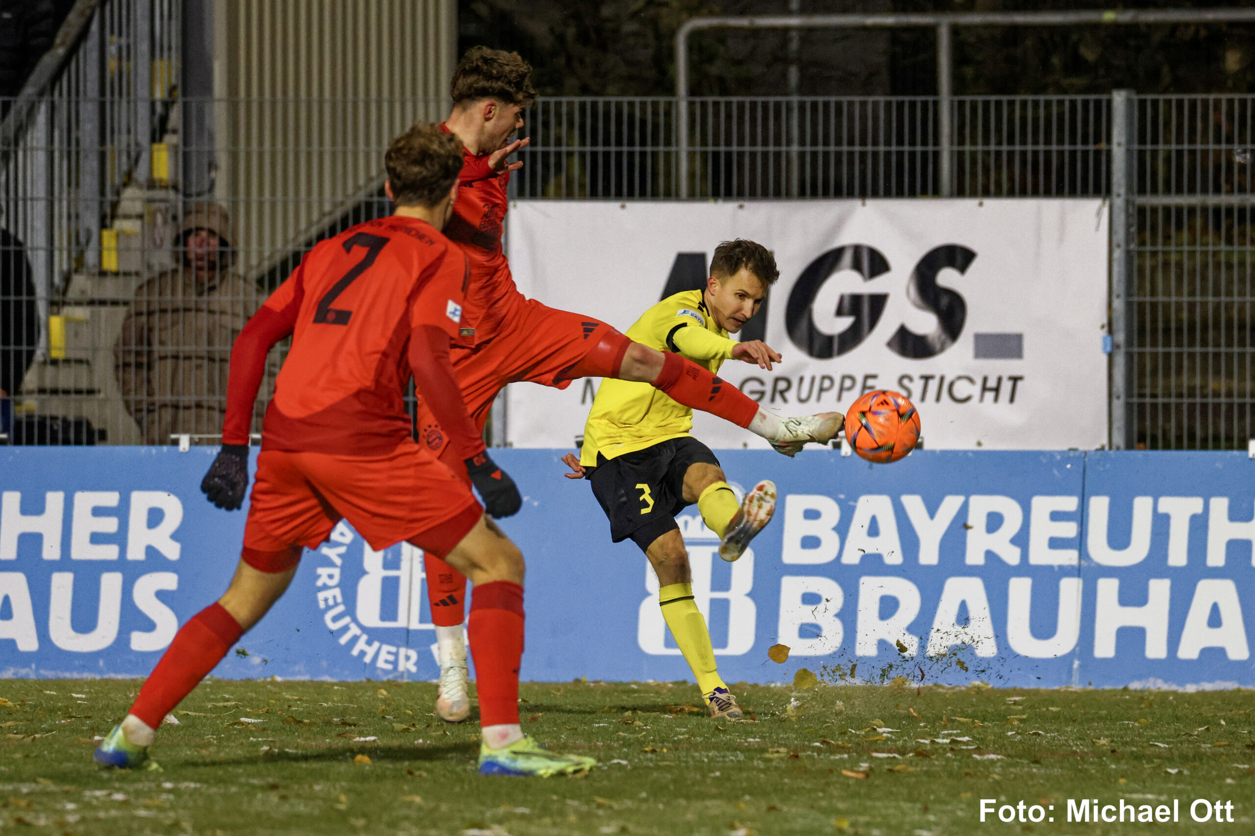 spvgg-bayreuth-bayern-muenchen-ii-flanke-lippert