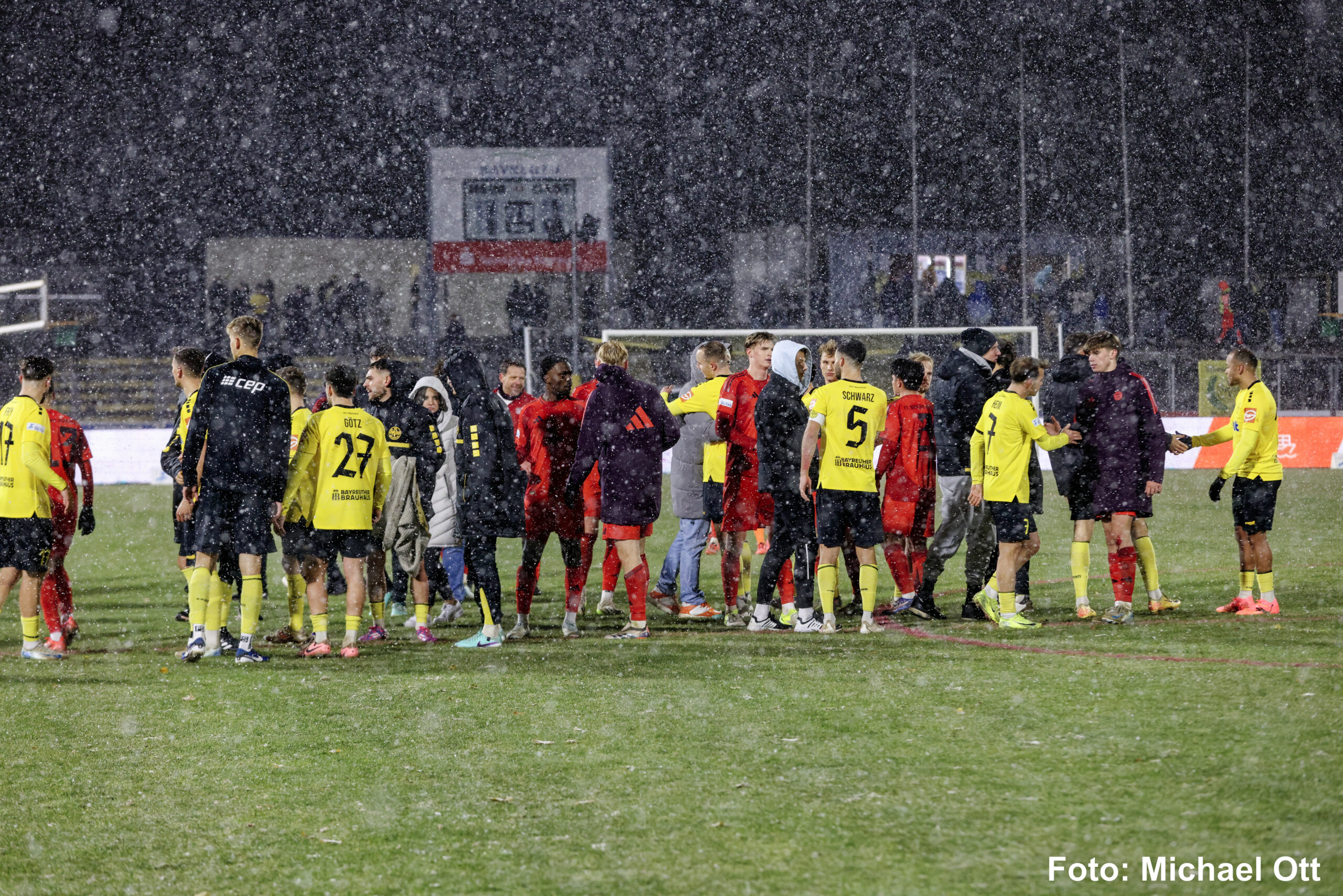 spvgg-bayreuth-bayern-muenchen-ii-shake-hands-nach-abpfiff