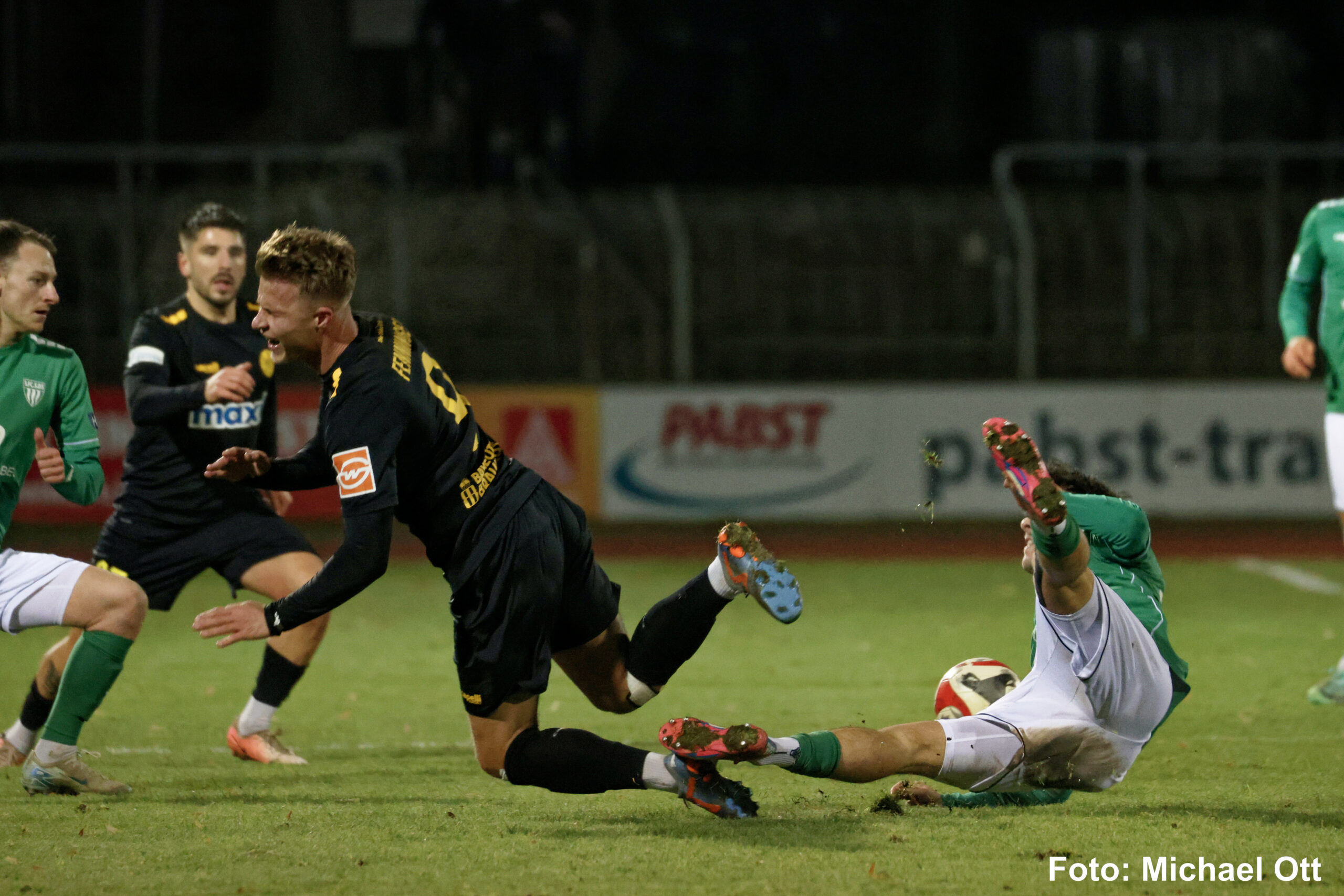 spvgg-bayreuth-schweinfurt-foul-an-fenninger