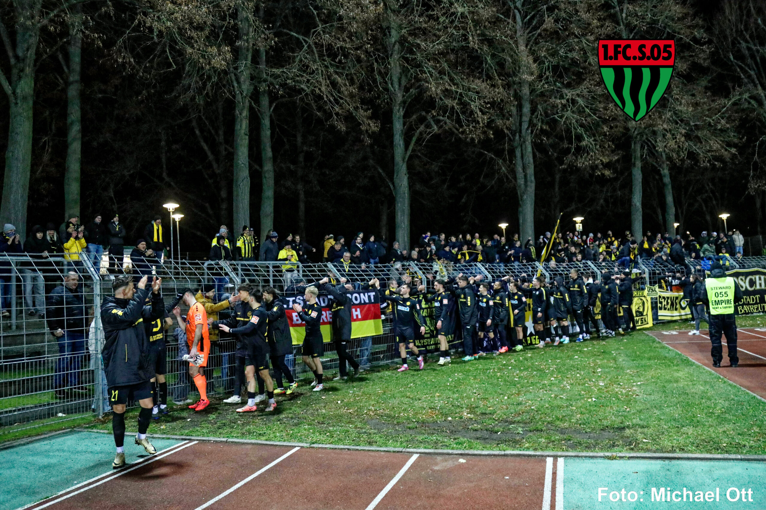 spvgg-bayreuth-schweinfurt-feiern-mit-den-fans