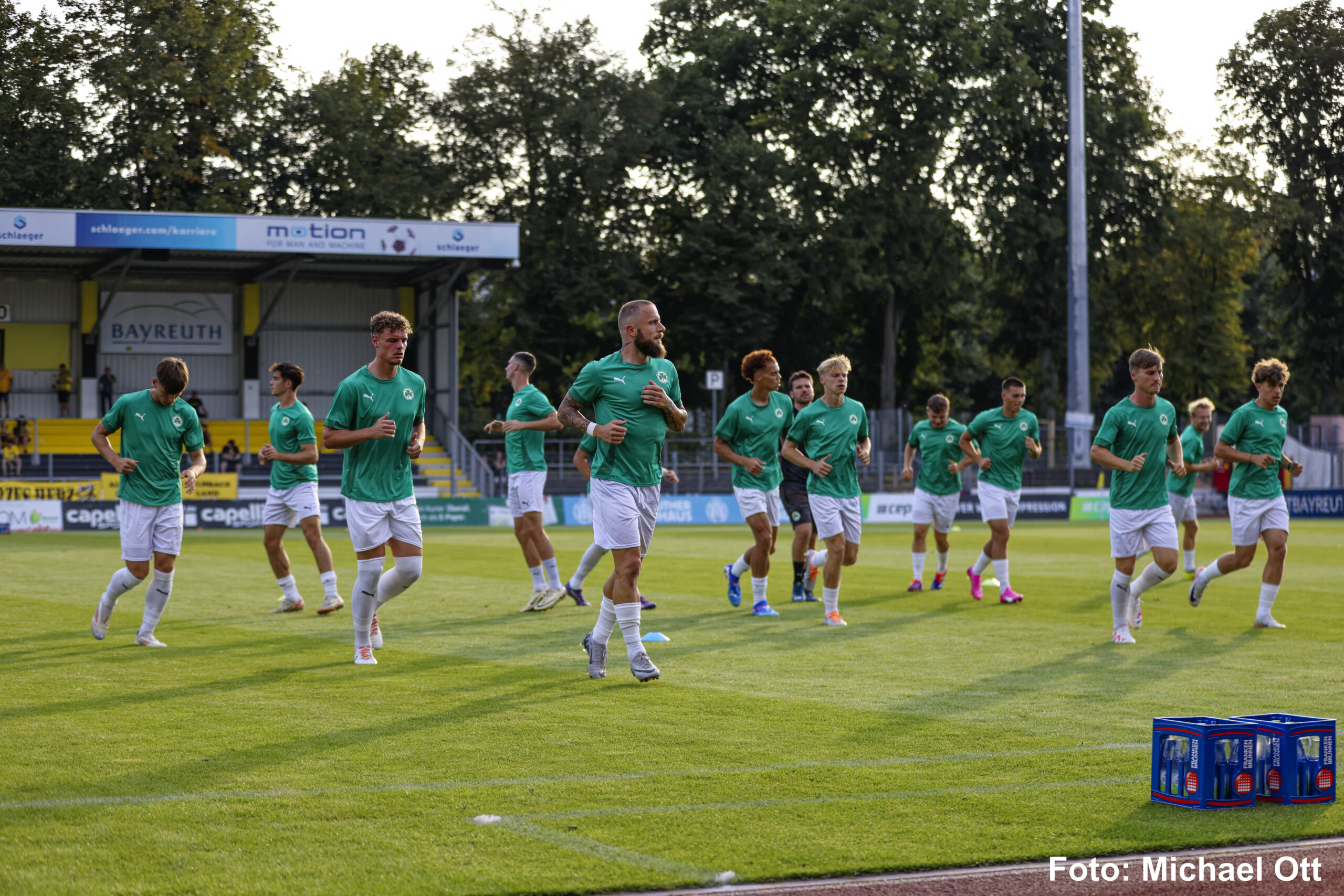spvgg-bayreuth-greuther-fuerth-ii-aufwaermen