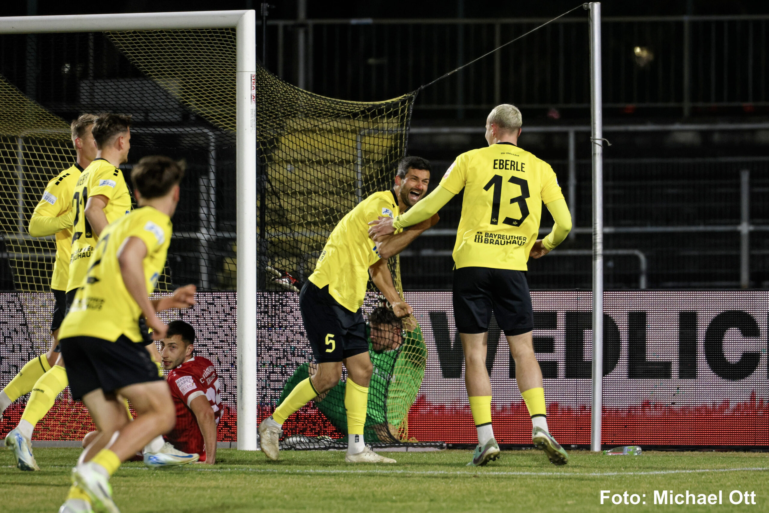 spvgg-bayreuth-wuerzburger-kickers-torschuetze-schwarz