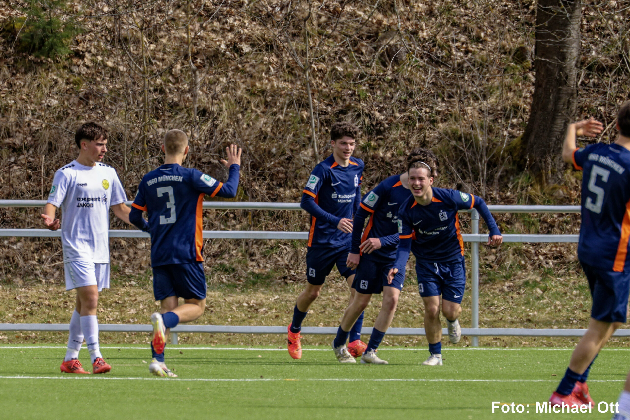 spvgg-bayreuth-u17-1860-muenchen-torjubel-gaeste