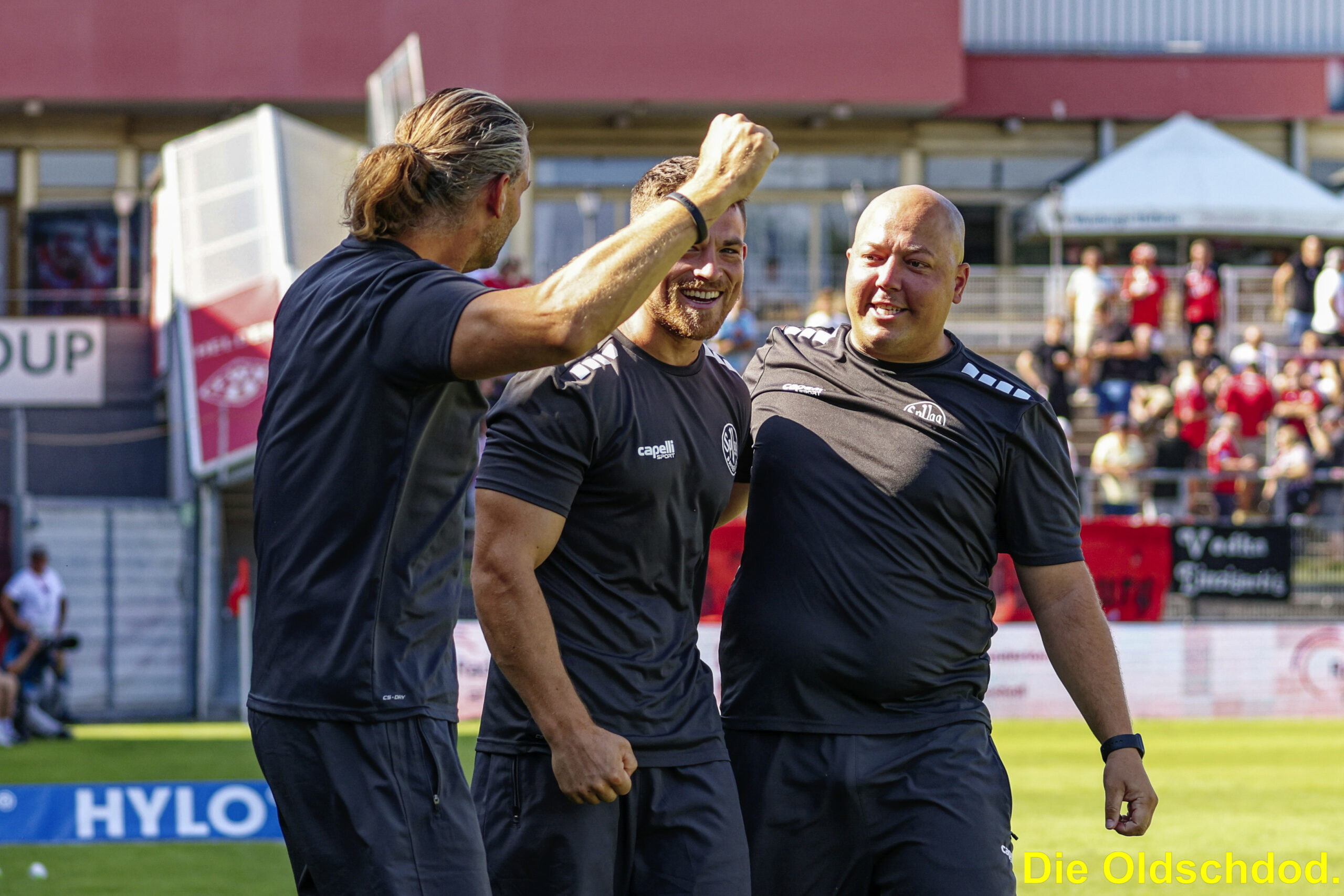 spvgg-bayreuth-trainerteam-jubel-in-wuerzburg