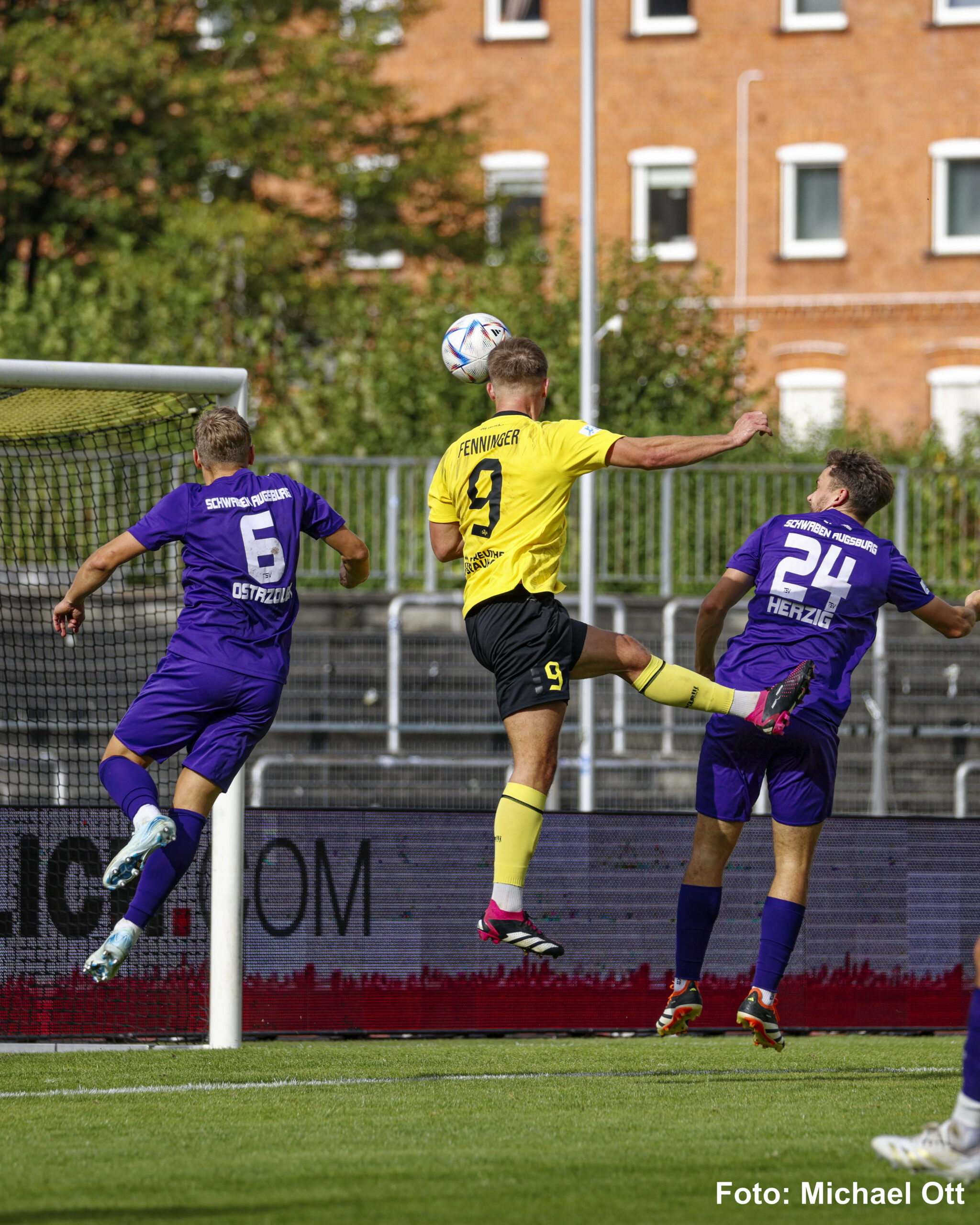 spvgg-bayreuth-schwaben-augsburg-kopfball-fenninger