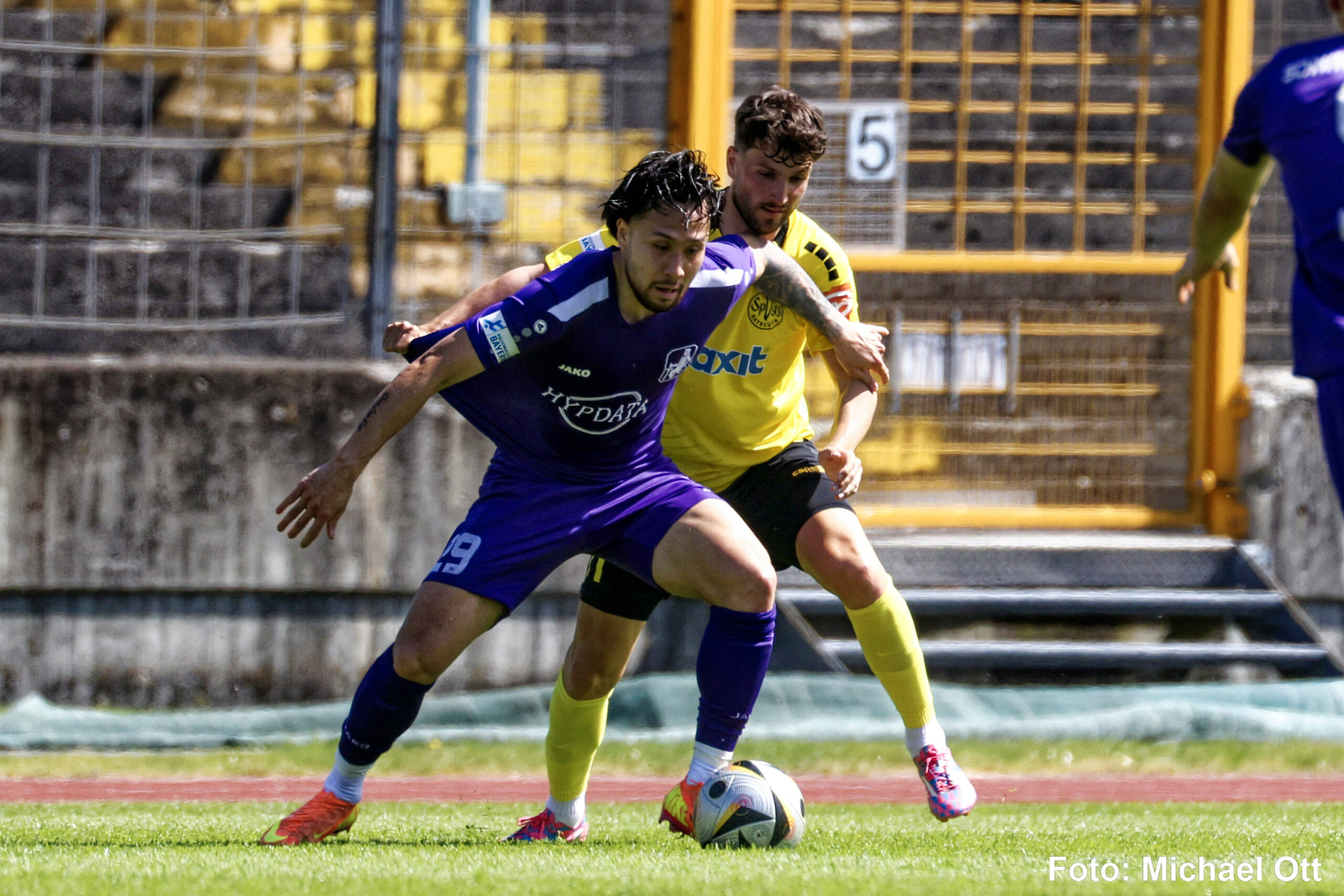 spvgg-bayreuth-schwaben-augsburg-stefandl-zweikampf