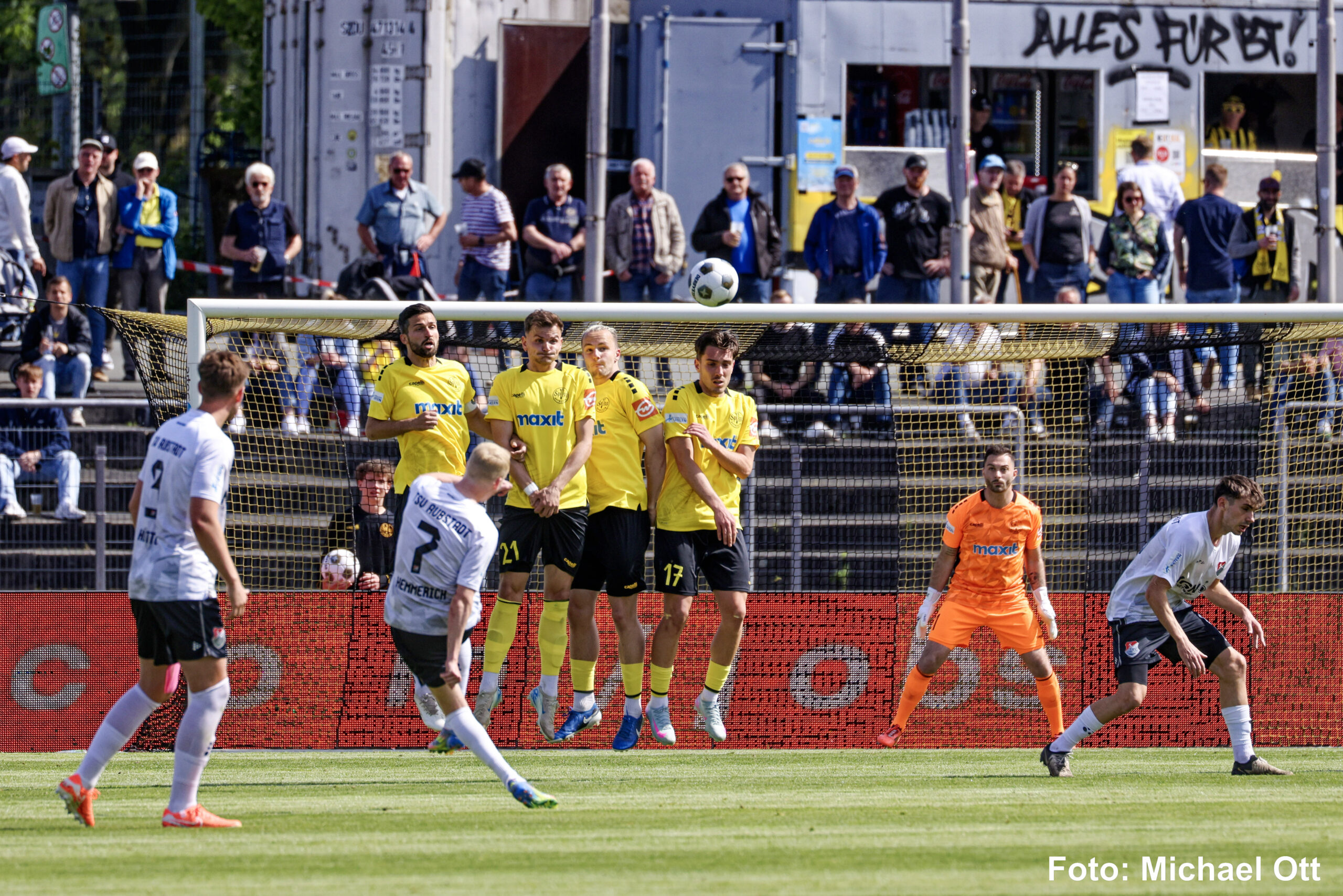 spvgg-bayreuth-aubstadt-abwehrmauer