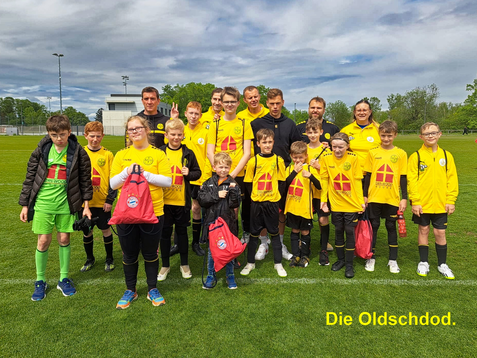 spvgg-bayreuth-u10-mit-team-bananenflanke am fc-bayern-campus