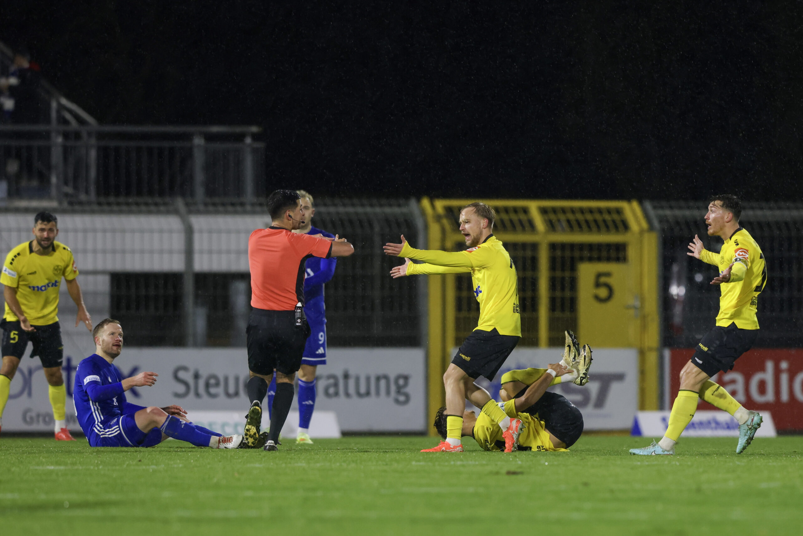spvgg-bayreuth-aschaffenburg-protest