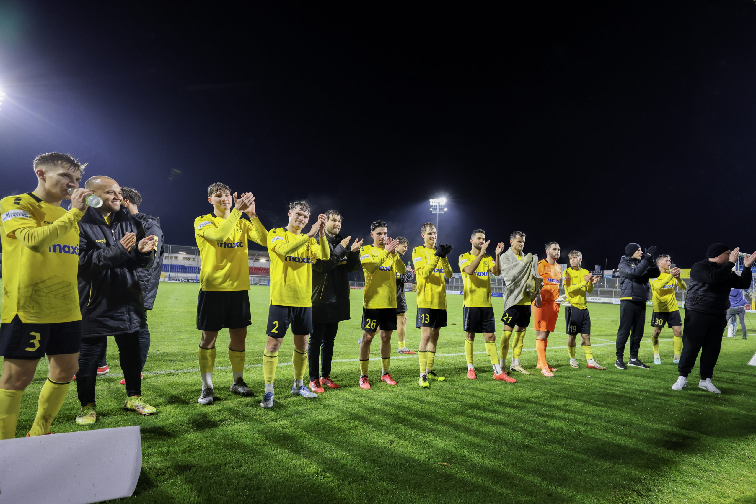 spvgg-bayreuth-aschaffenburg-dank-an-die-fans2