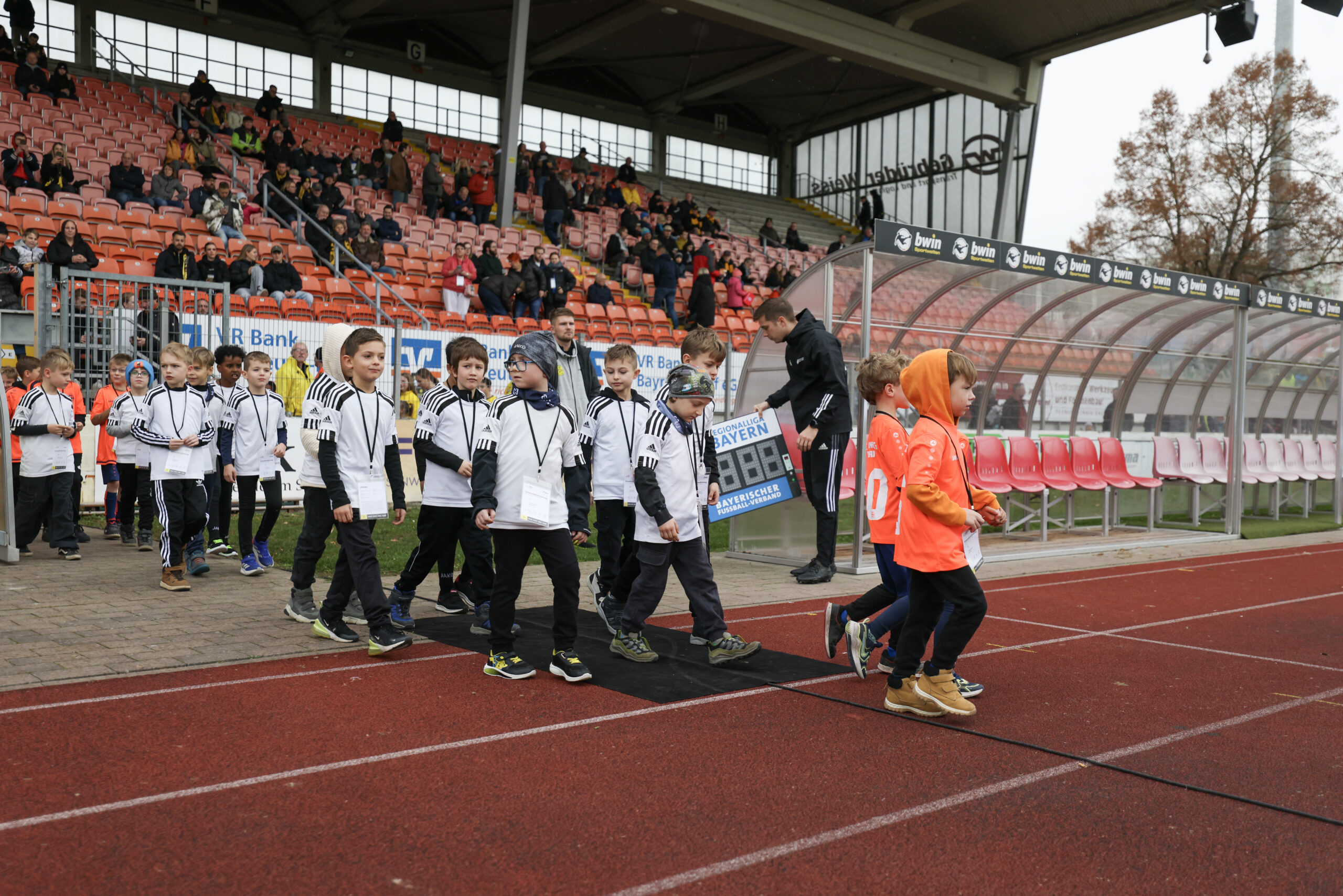 spvgg-bayreuth-ansbach-einlaufkids