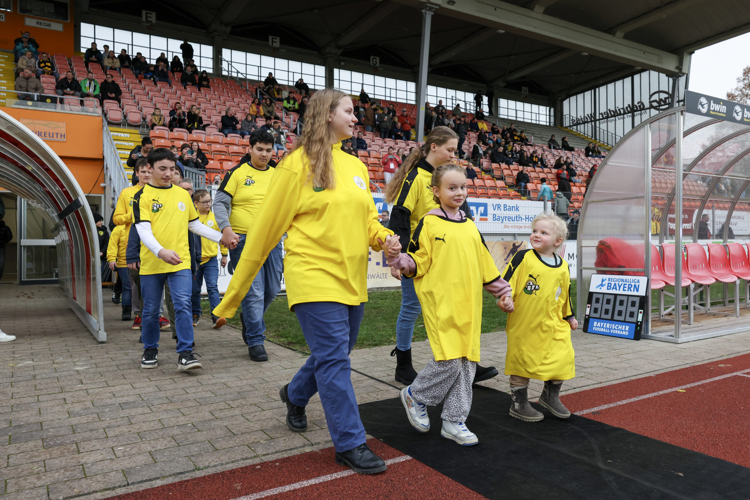spvgg-bayreuth-ansbach-einlaufkids2