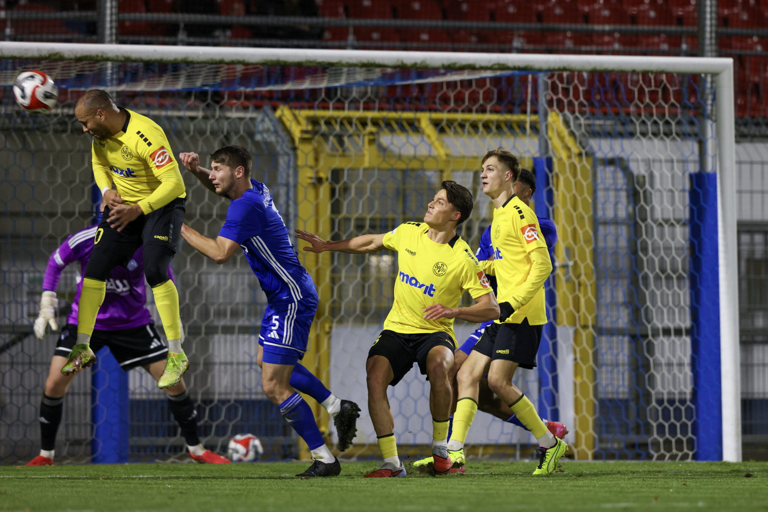 spvgg-bayreuth-aschaffenburg-george-kopfball