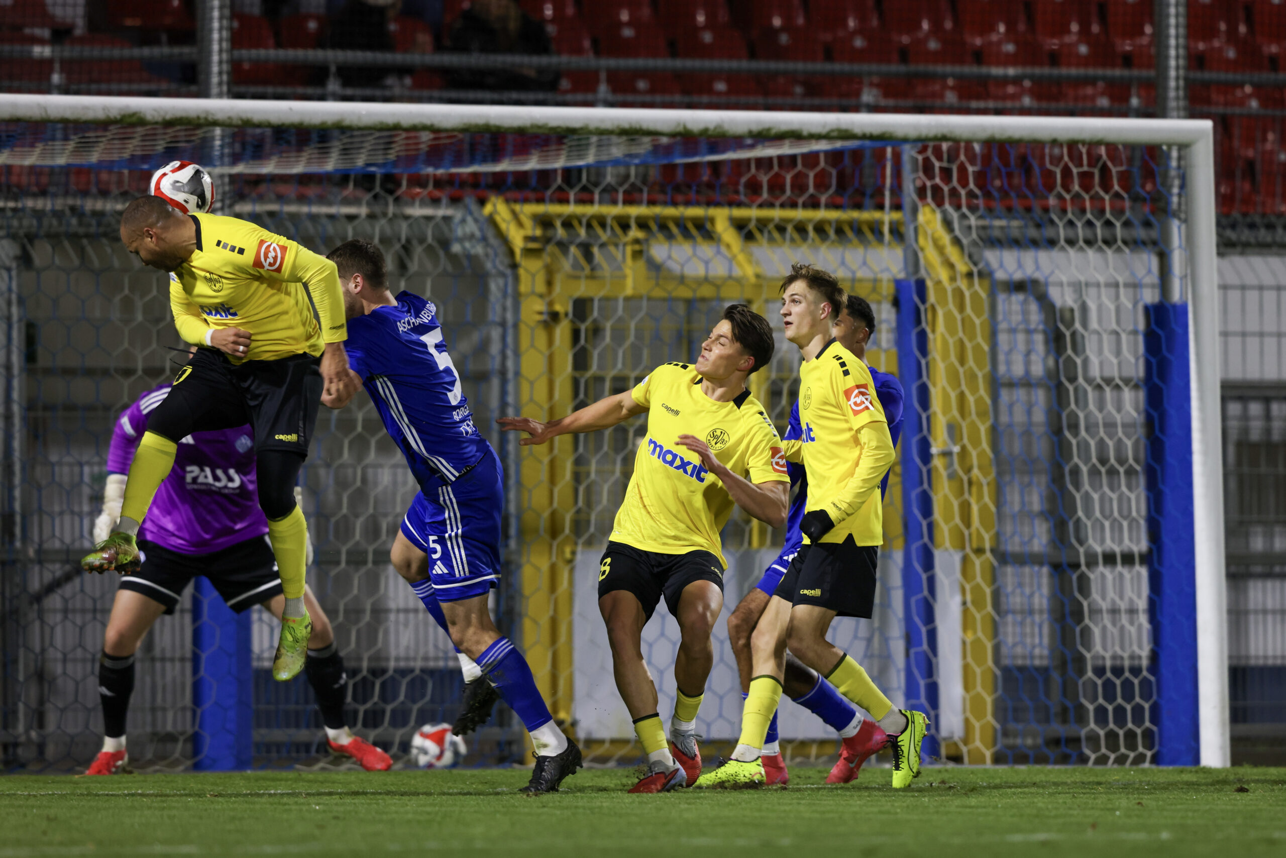 spvgg-bayreuth-aschaffenburg-george-kopfball2