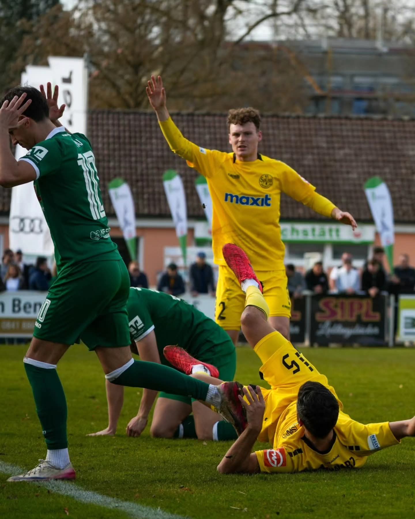 spvgg-bayreuth-vfb-eichstaett-zweikampf