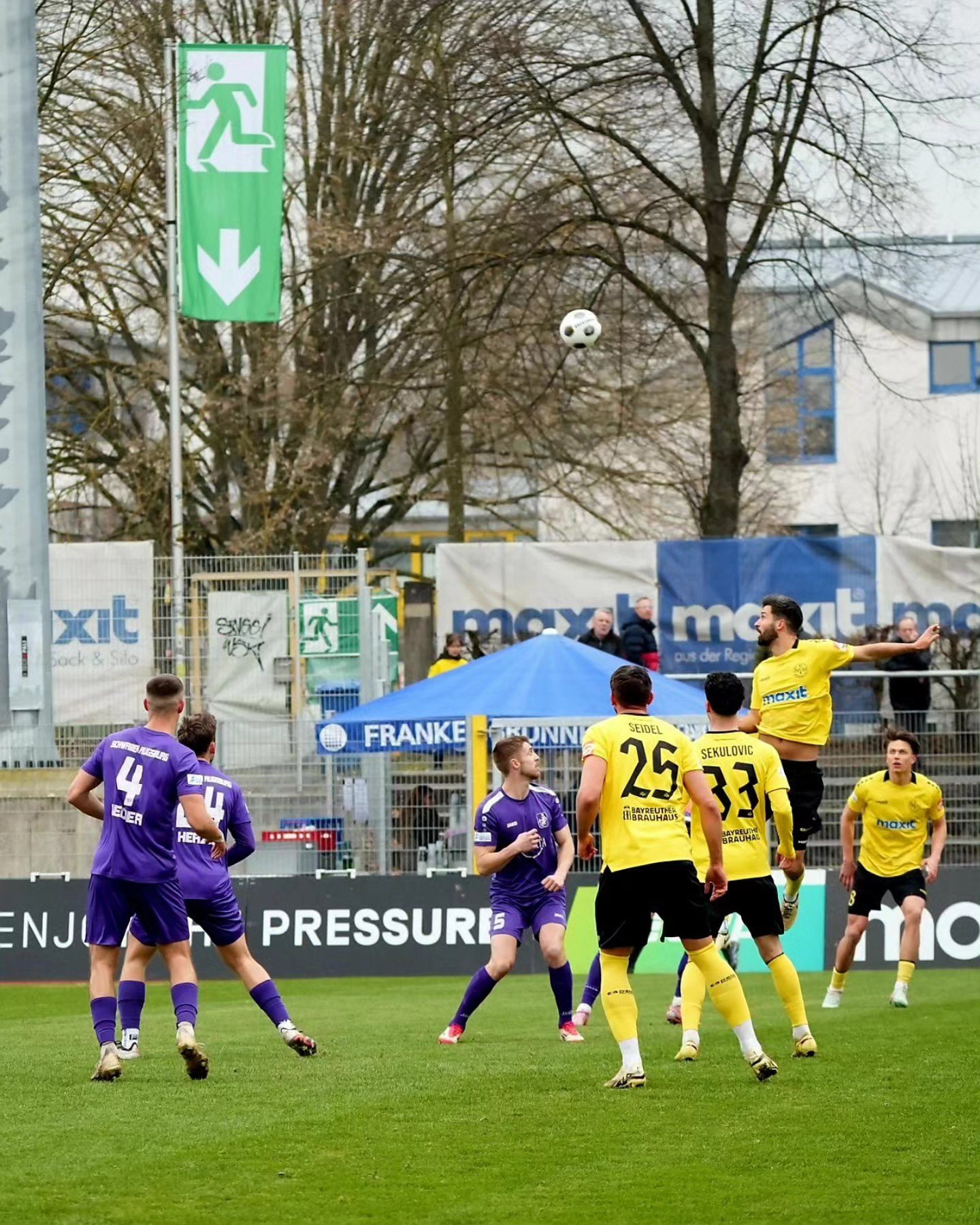 spvgg-bayreuth-schwaben-augsburg-kopfball