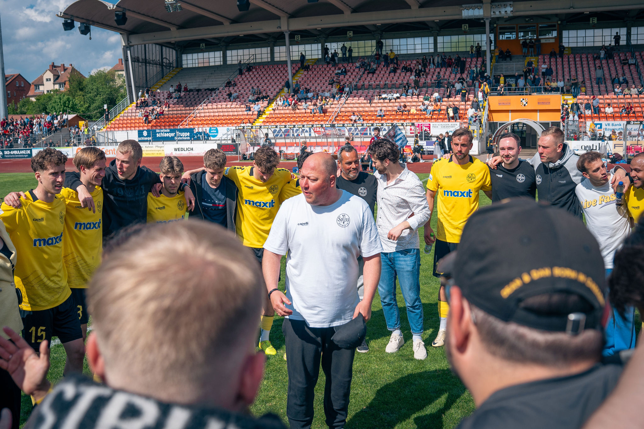 spvgg-bayreuth-nuernberg-2-trainer-kling-im-kreis