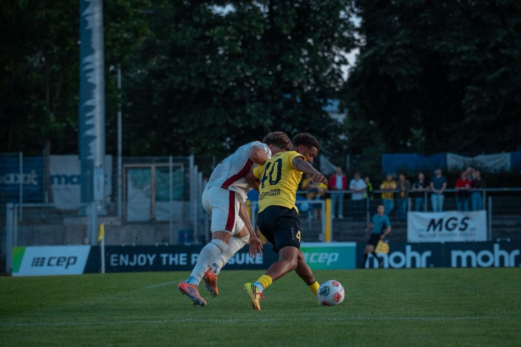 Micah Ham im Zweikampf mit einem Spieler von Augsburg II