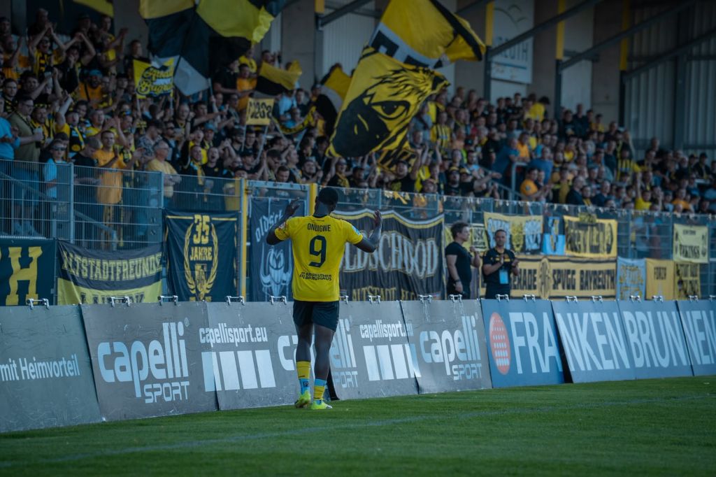 Kelvin Onuigwe feiert vor den Fans der Oldschdod