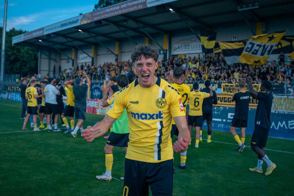 Kurt Pestel jubelt nach dem Spiel gegen Augsburg II