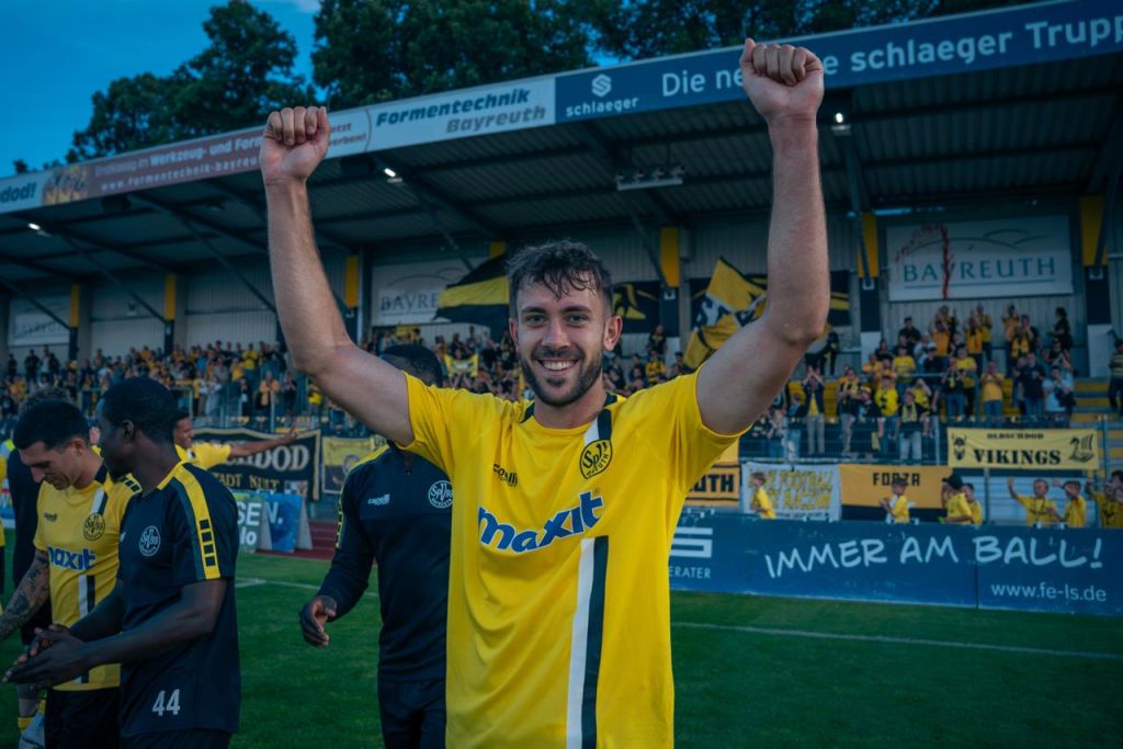 Niklas Jeck jubelt nach dem Spiel gegen Augsburg II