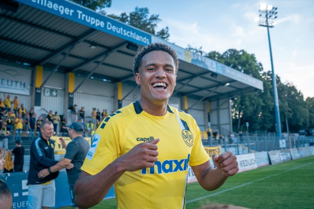 Micah Ham jubelt nach dem Spiel gegen Augsburg II