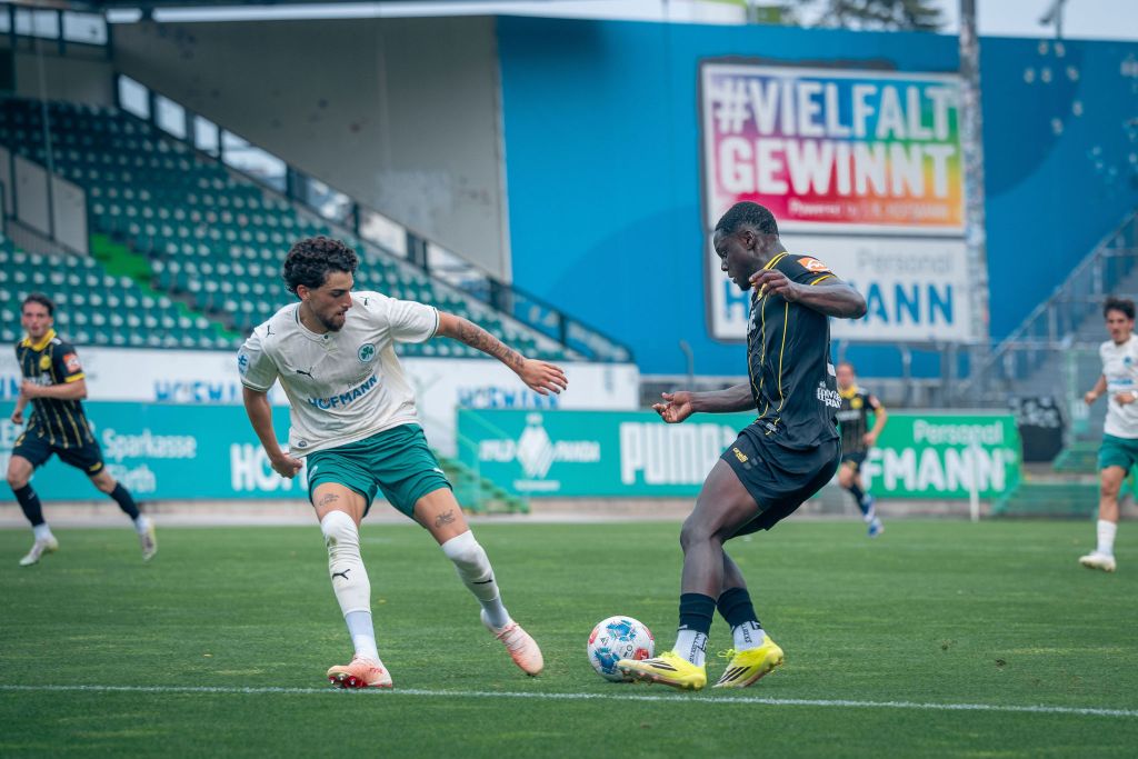Kelvin Onuigwe lässt einen Fürther aussteigen