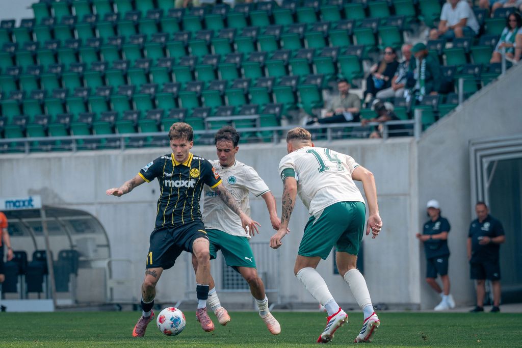 Patrick Scheder von 2 Fürther Verteidigern umringt