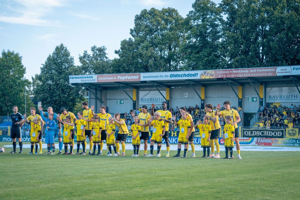 Die Mannschaft der SpVgg Bayreuth mit Einlaufkindern