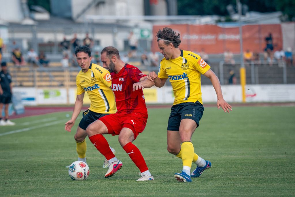 Marlon Fries und Pierre Weber setzen den Memminger Spieler unter Druck