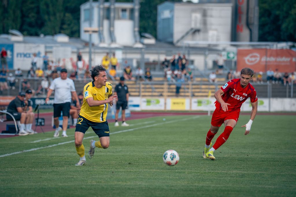 Pierre Weber geht am Memminger Verteidiger vorbei