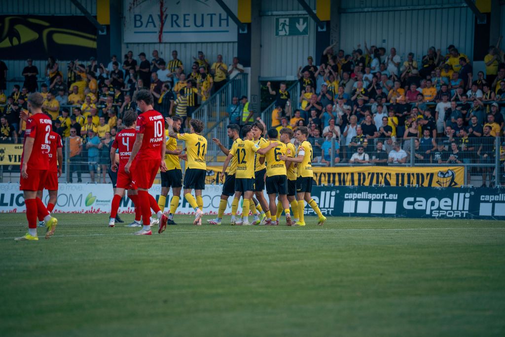 Torjubel der Spieler der SpVgg Bayreuth gegen Memmingen