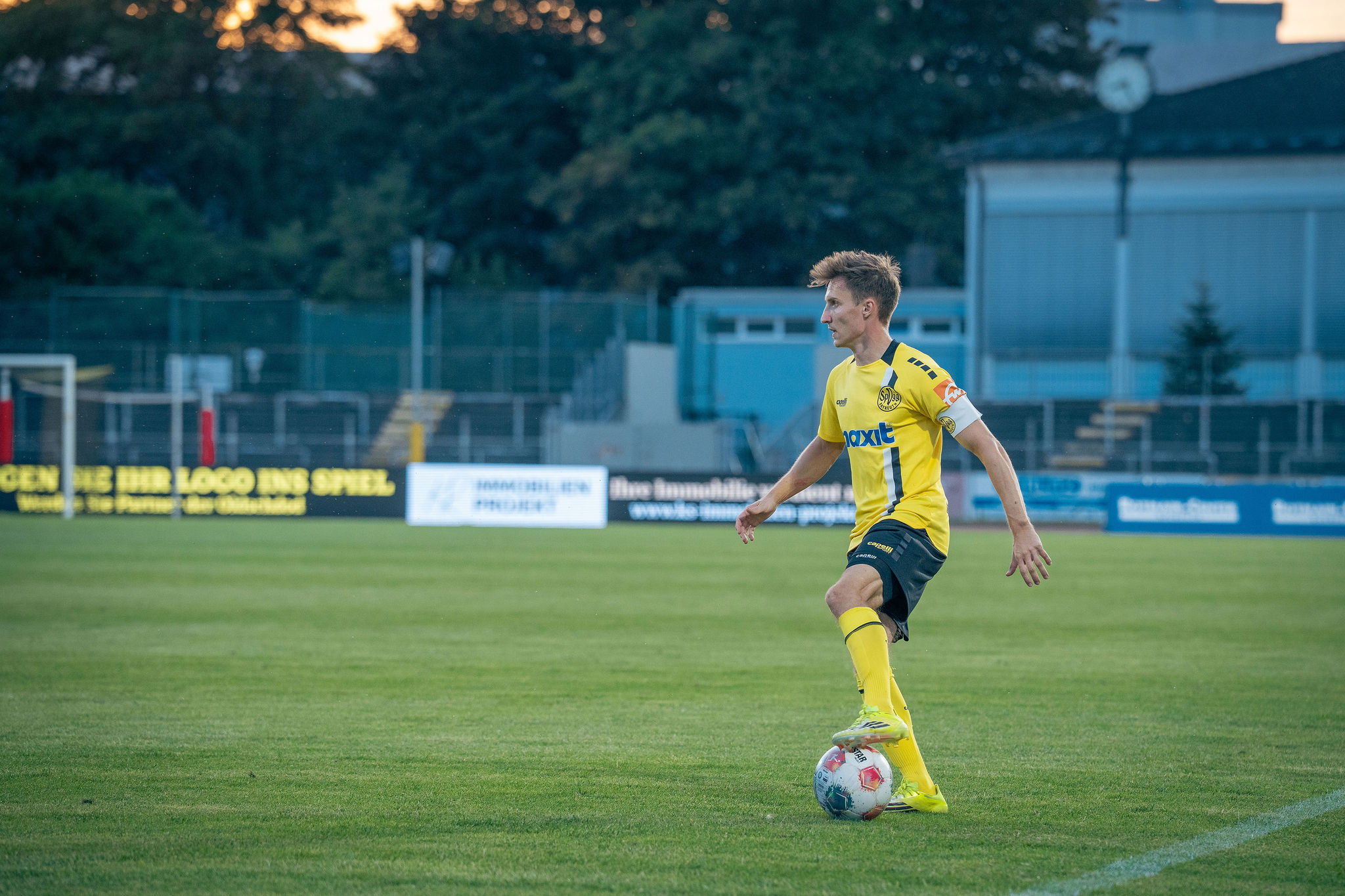 Dennis Lippert am Ball