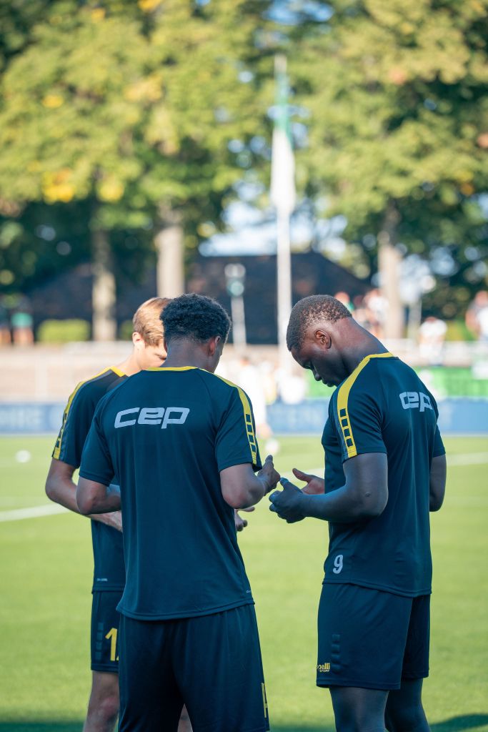Spieler der Oldschdod beten vor dem Spiel